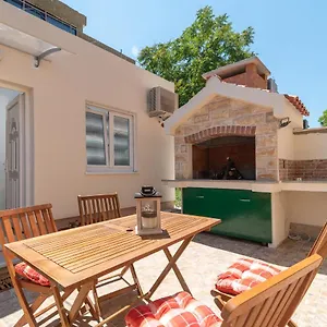 Small Private House With A Terrace In , Trogir Croatie